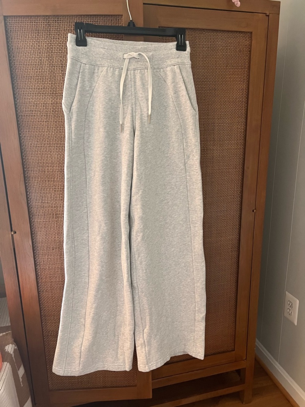 Lululemon scuba 🤿 mid-rise wide leg sweatpants/2